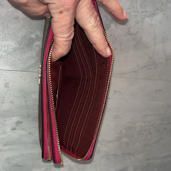 Coach Double zip wristlet large Signature C brown/tan front,fuchsia accents/back - Picture 15 of 17